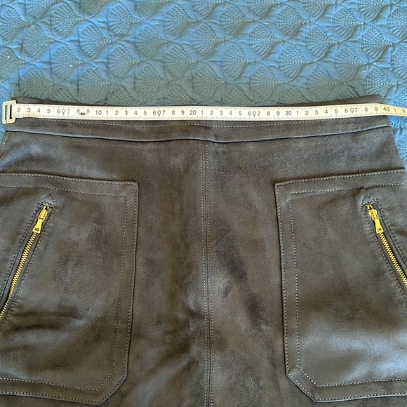 Short suede skirt with lining. - Picture 9 of 9